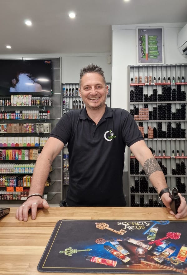 Dominique, co-gérant du magasin Cigaverte Toulouse.