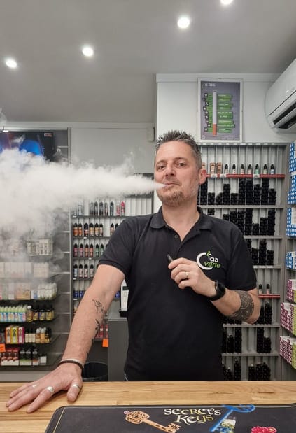 Dominique en train de vaper.