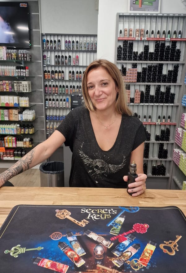 Isabelle, co-gérante du magasin Cigaverte Toulouse.