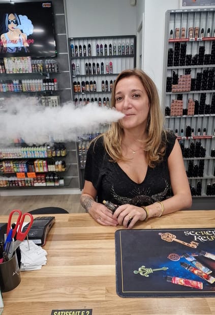 Isabelle en train de vaper.