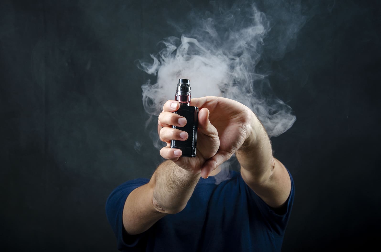Vapoteur qui montre sa cigarette électronique.