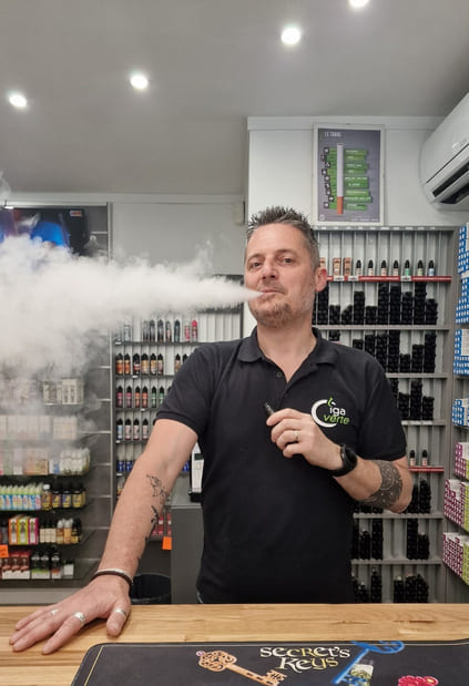 Dominique en train de vaper.