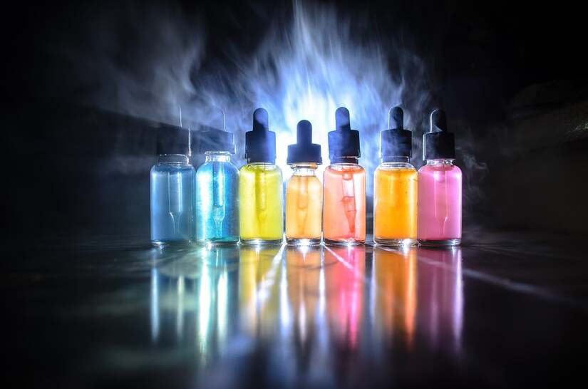 E-liquides éclairés en contre-jour.